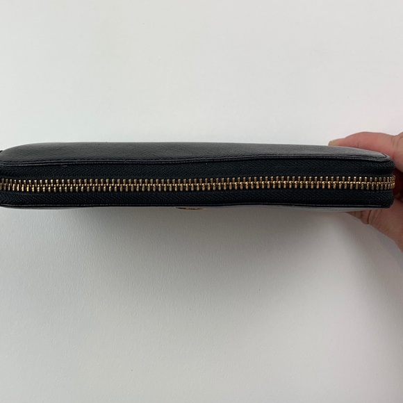 🎉SOLD🎉Tory Burch Black Full Zip Around Wallet - Picture 4 of 8